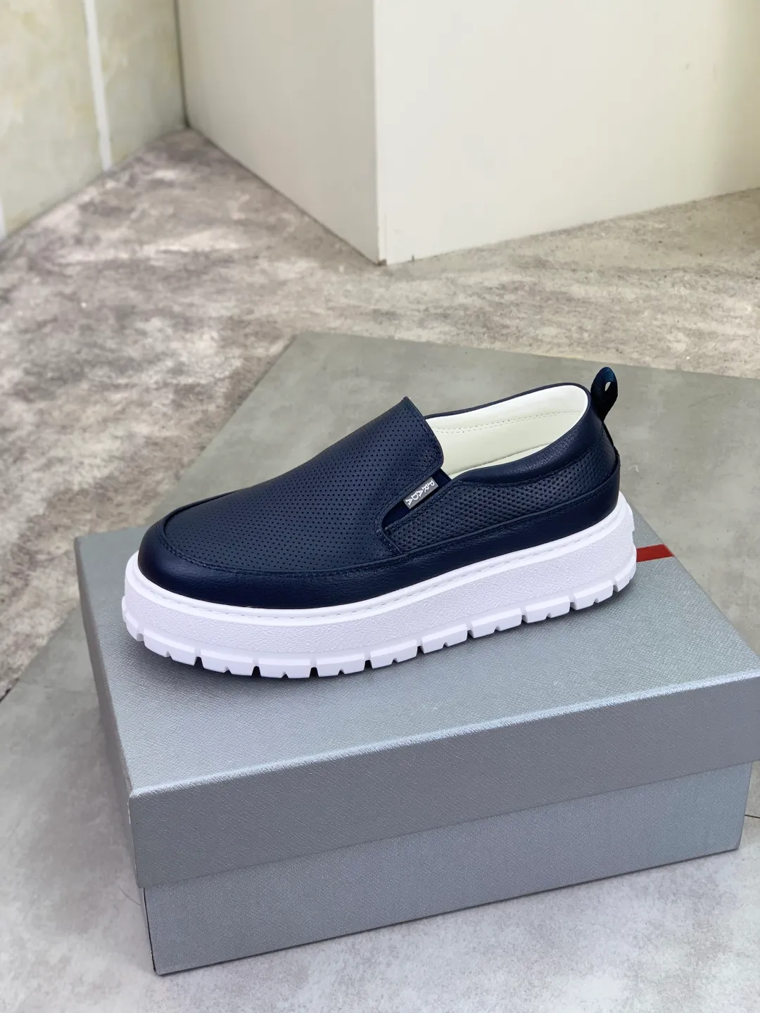 Men's shoes 💰P560💰[New model] The top version is available on the official website, 🆘 The trendy brand (Prada) mainly promotes the popular model, avant-garde and versatile fashionable men's shoes, private version mold opening, cowhide surface splicing 1:1.. Stylish and simple, original imported cowhide lining cowhide feet; the atmosphere and personality are more fashionable, eye-catching and pursuing class. It will subvert the old idea and be a must-have for fashionistas with you! Must keep it for yourself! Tall and comfortable, large and low, high-end quality workmanship. The new high-end outsole on the official website. Size: 38-45. 4️⃣colors available.